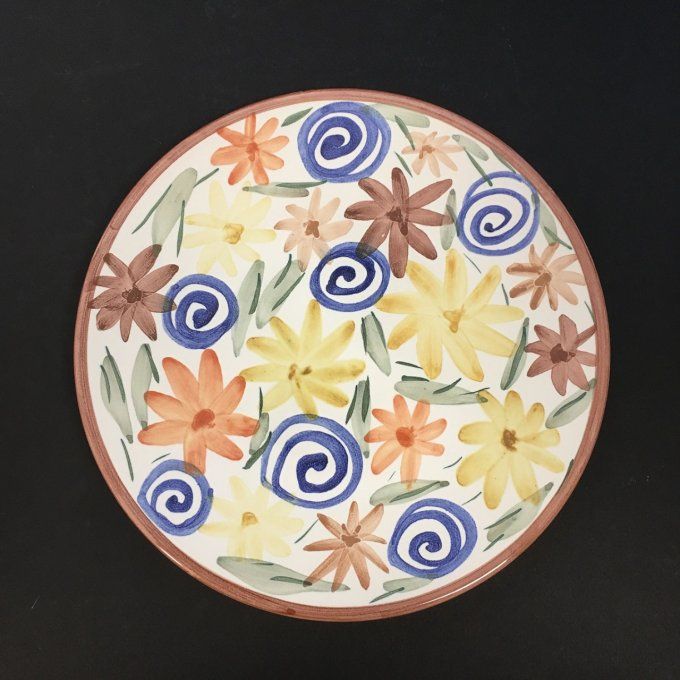 Assiette 22,2 cm diamètre, décor main "Cosmos", tons jaune orange. Faïence bretonne,  Bretagne.