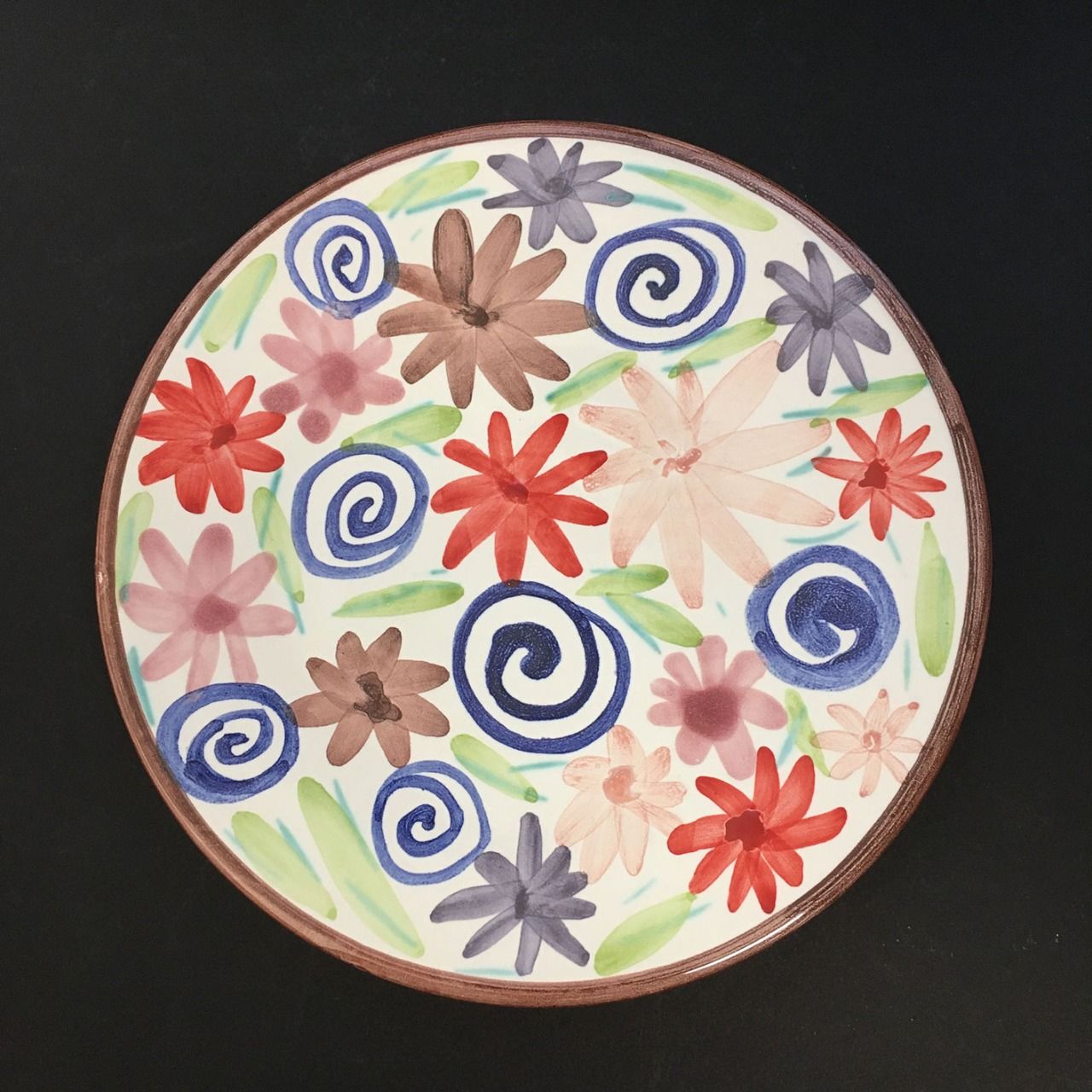 Assiette 22,2 cm diamètre, décor main "Cosmos", tons  rose rouge. Faïence bretonne,  Bretagne.