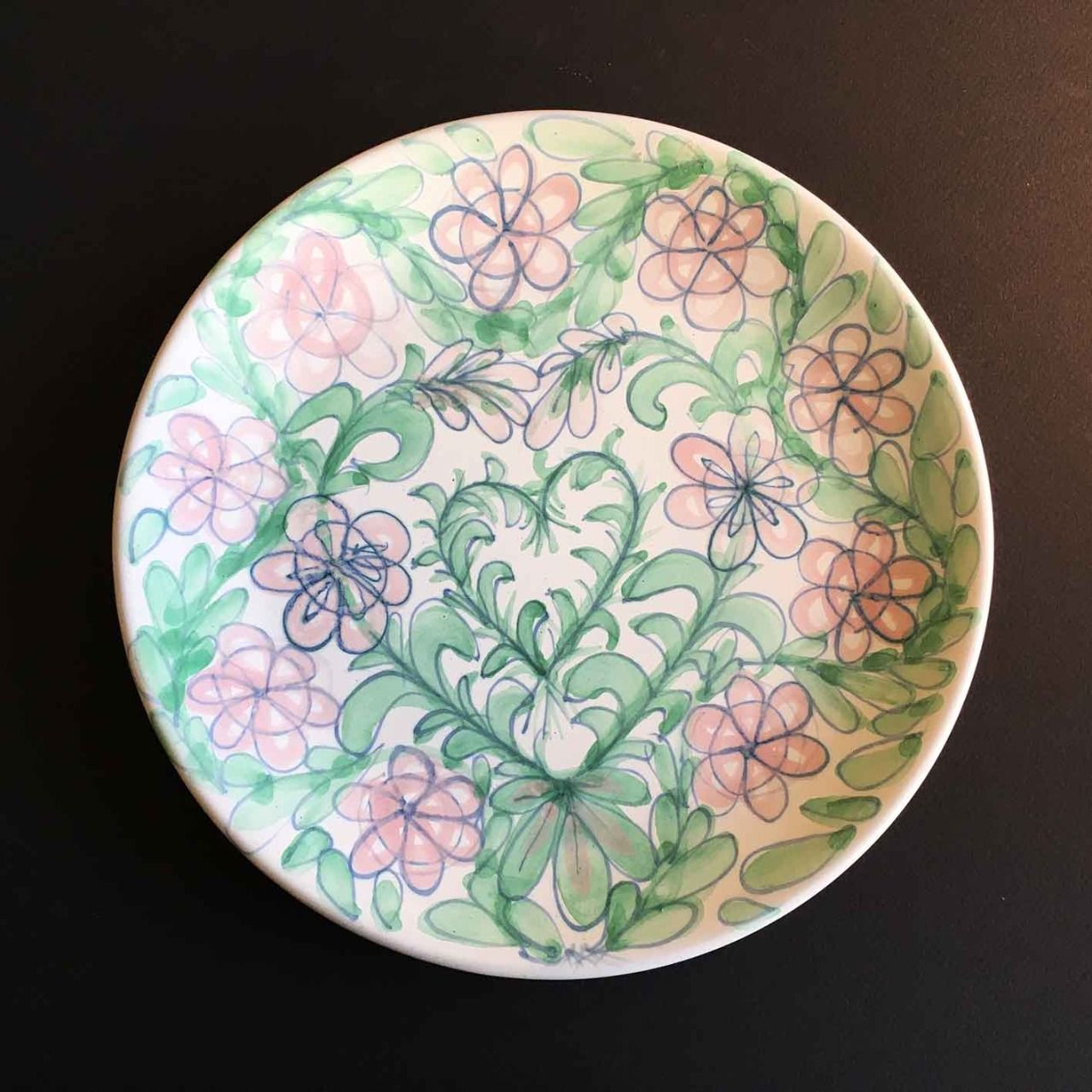 Assiette 25 cm de diamètre faïence décor main cœurs et fleurs