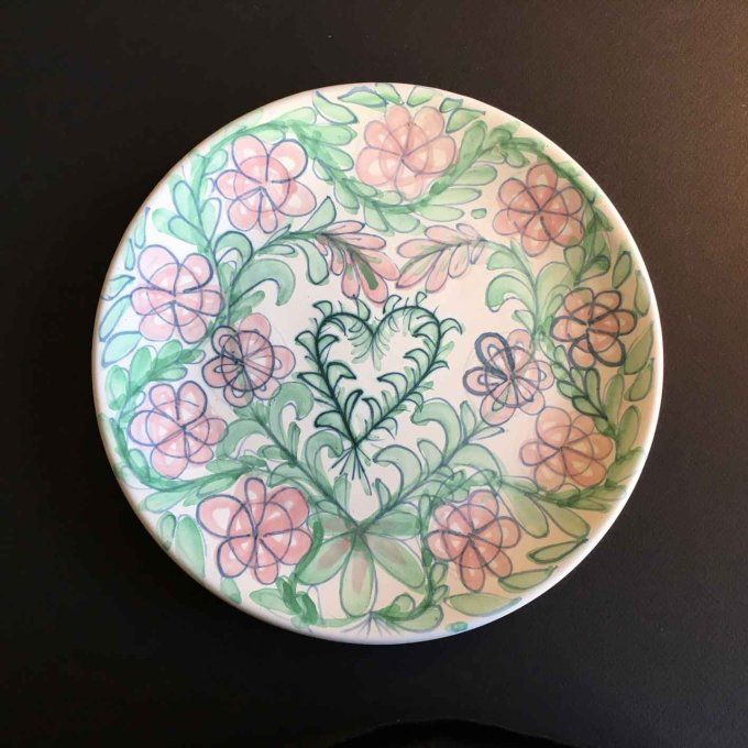 Assiette 25 cm de diamètre faïence décor main cœurs et fleurs