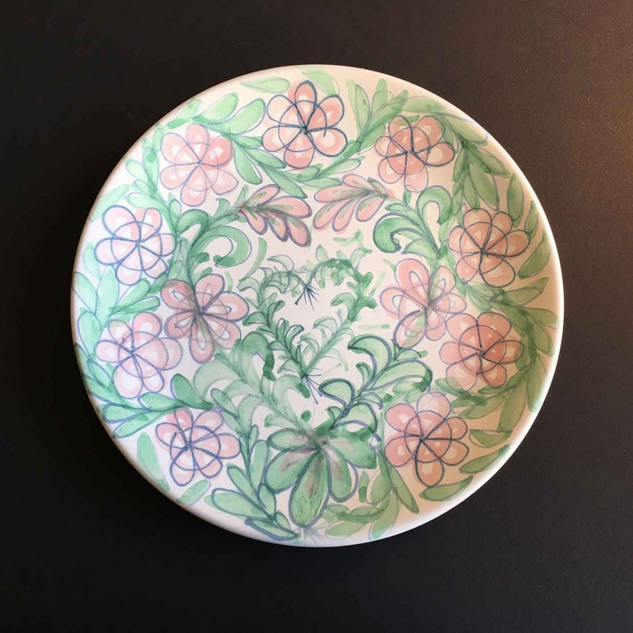 Assiette 25 cm de diamètre faïence décor main cœurs et fleurs