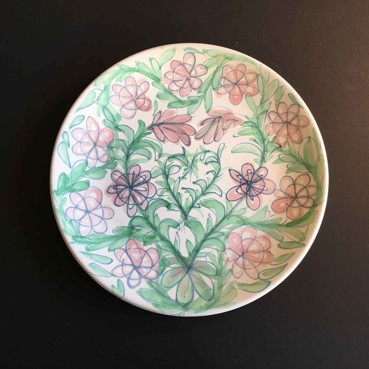 Assiette 25 cm de diamètre décor main cœurs et fleurs (faïence bretonne), Bretagne.