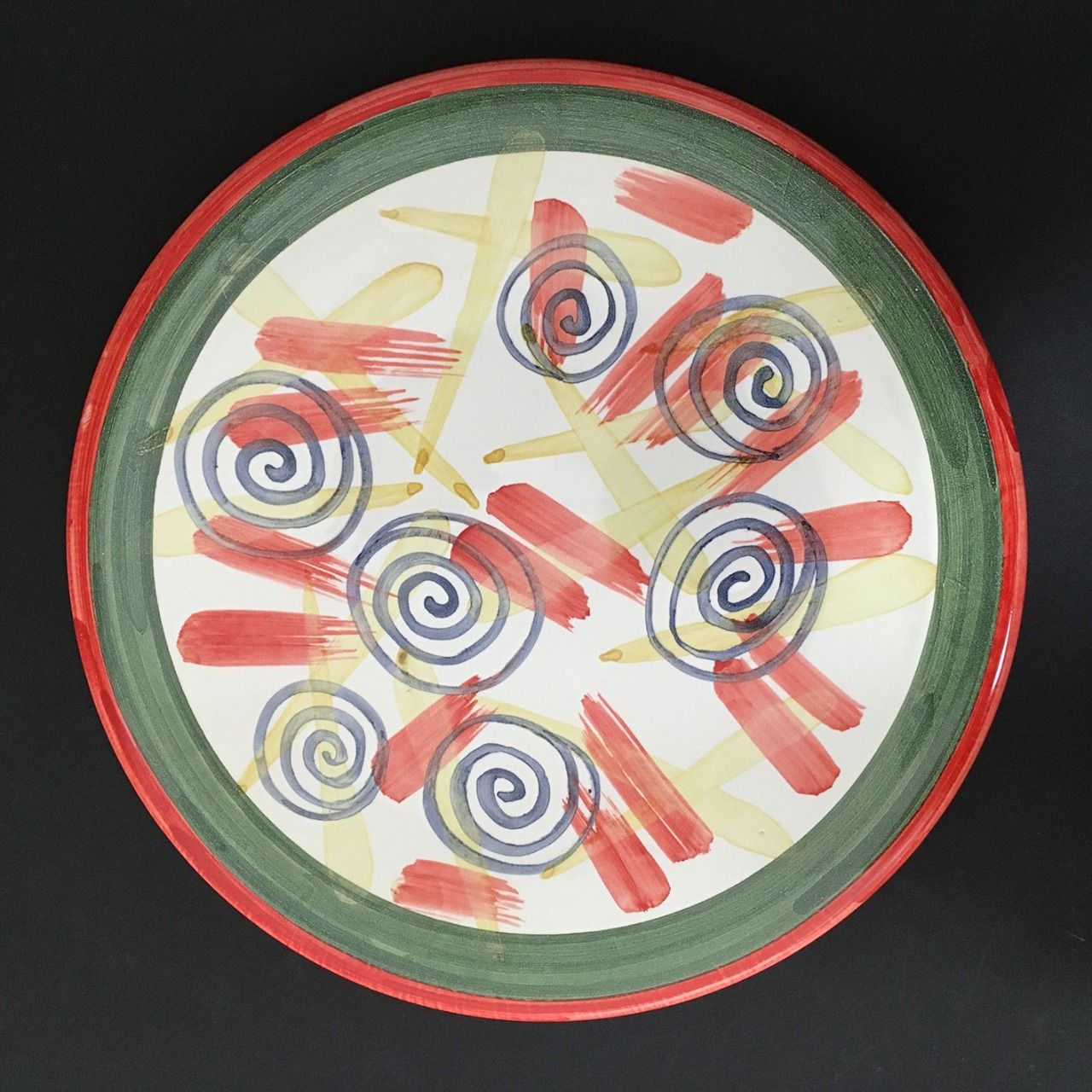 Assiette 27,2 cm diamètre, décor main "Vitamines". Faïence bretonne, céramique Bretagne.