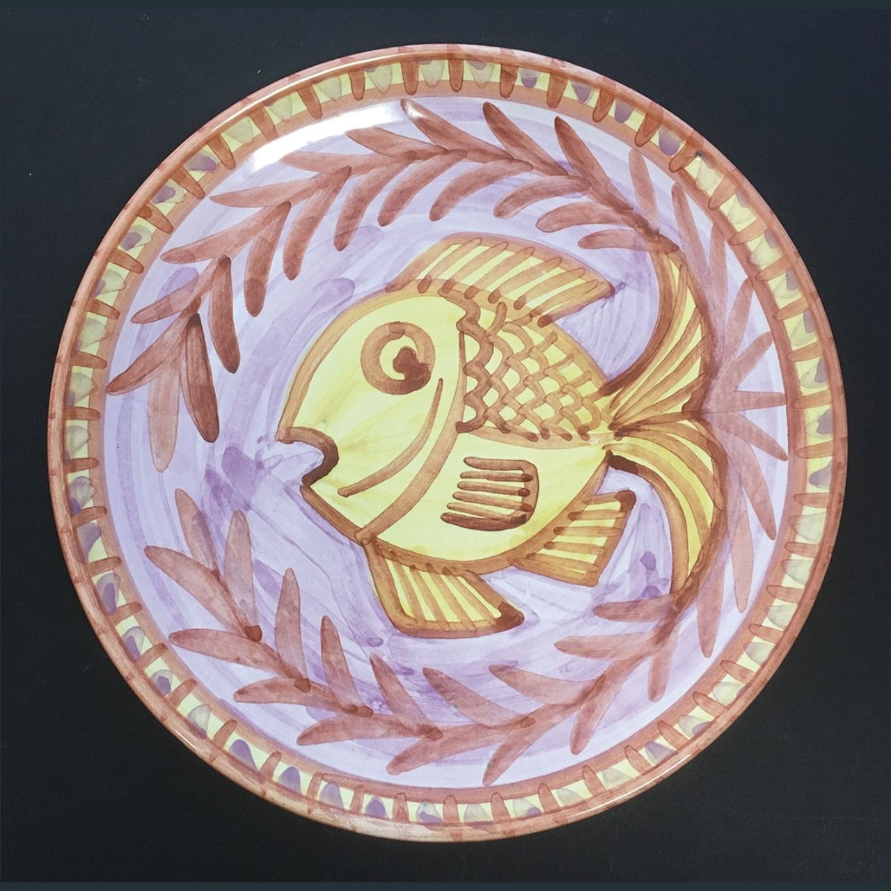 Assiette à dessert 21 cm diamètre, décor main poisson rigolo. Faïence bretonne, céramique Bretagne.
