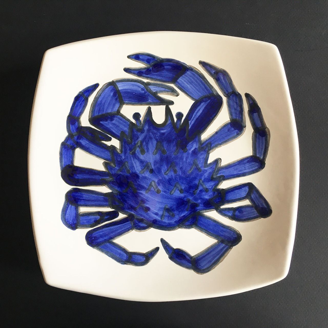 Assiette carrée 23 cm X 23 cm, faïence bretonne décor main "araignée de mer"