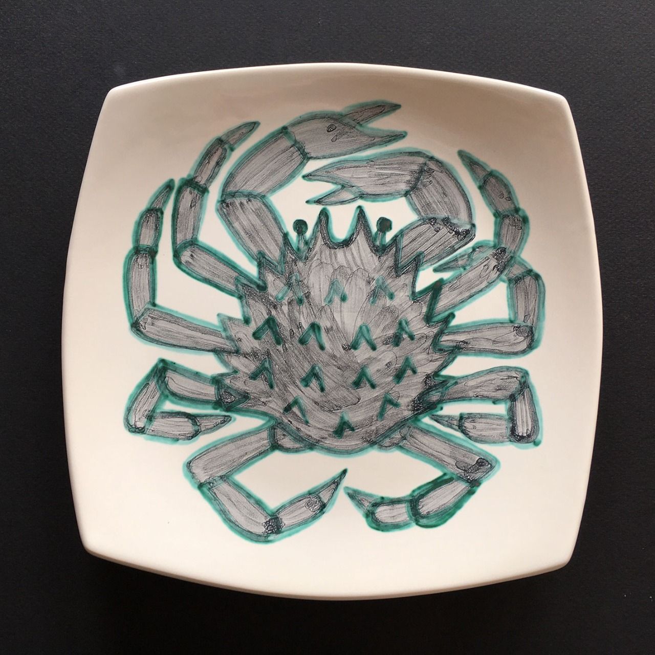Assiette carrée 23 cm X 23 cm, décor main "araignée de mer" (faïence bretonne), Bretagne.