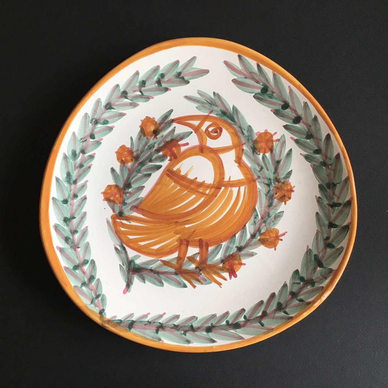 Assiette elliptique 25 cm diamètre, faïence décor main décor "Bel oiseau"