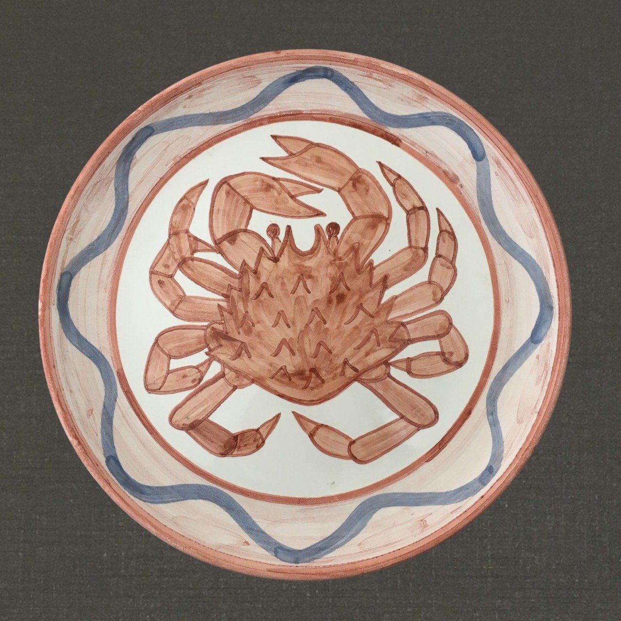 Assiette 26 cm diamètre, décor araignée de mer et vague. Faïence bretonne, céramique Bretagne.