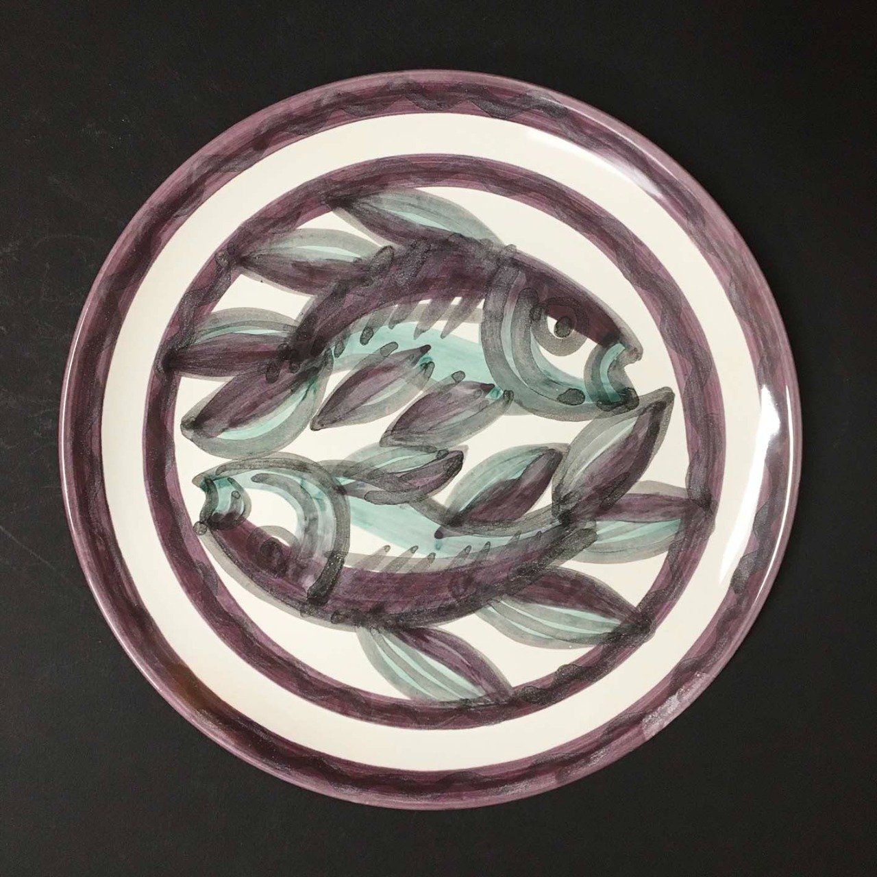 Assiette faïence décor main 26 cm diamètre décor poissons tête-bêche, céramique Bretagne.