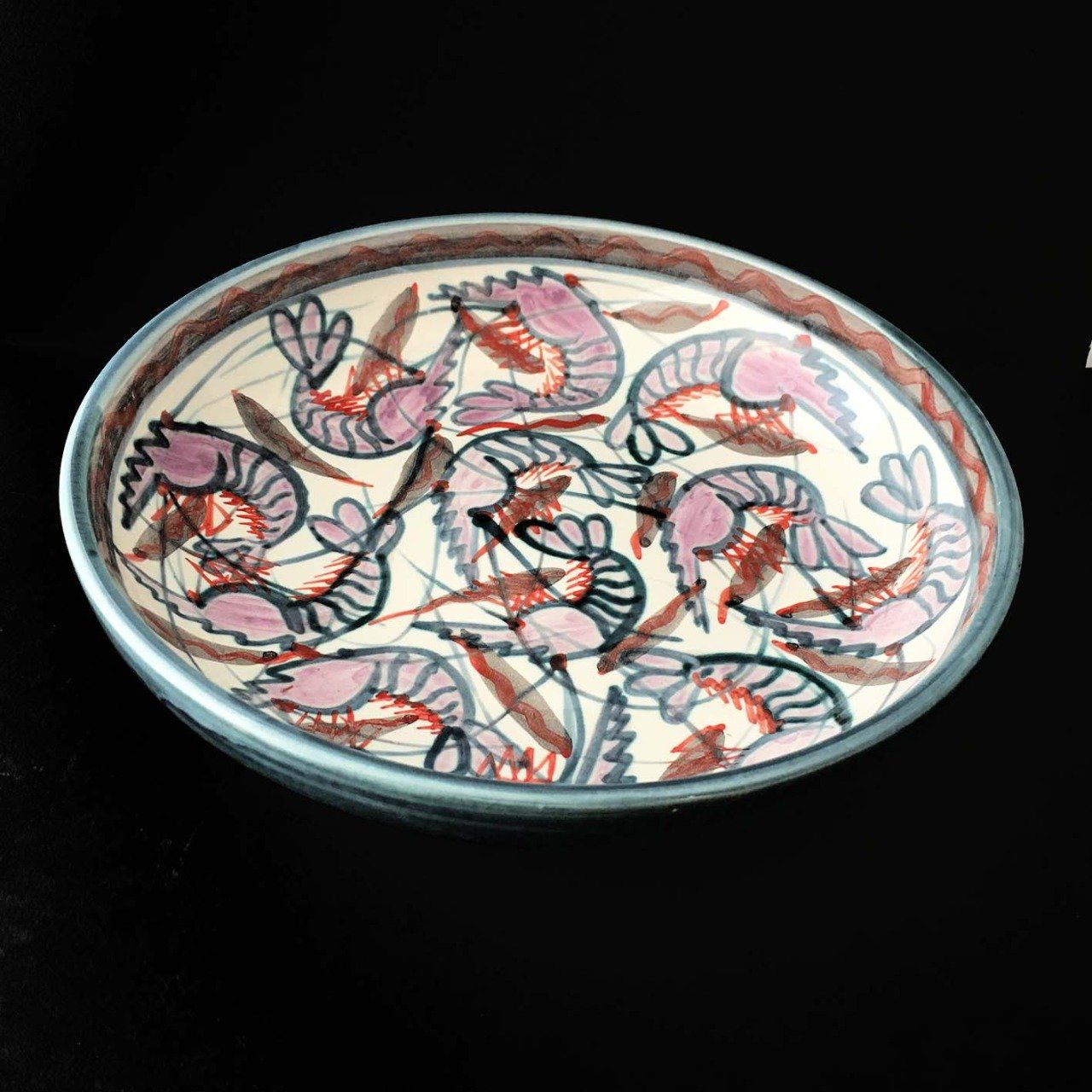 Plat rond à rebords diamètre 25 cm faïence bretonne, céramique Bretagne, décor crevettes "1kg5".