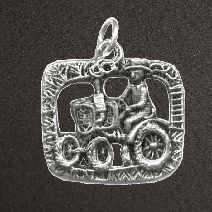Pendentif argent massif 925/1000 réf. 03047. Bijoux Toulhoat. "Le tracteur".