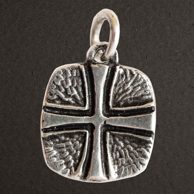 Médaille argent massif 925/1000 réf. 03391, croix sur carré (bijoux Toulhoat)