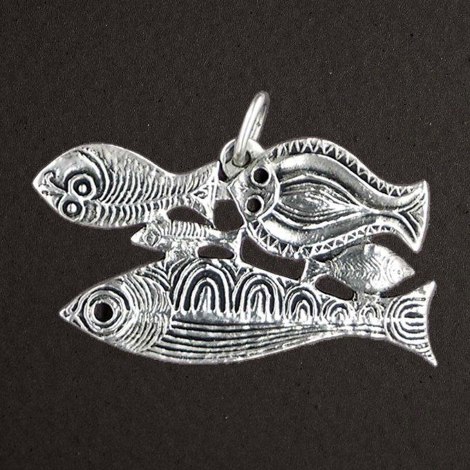 Pendentif argent massif 925/1000 réf. 07716. Bijoux Toulhoat. Banc de poissons.