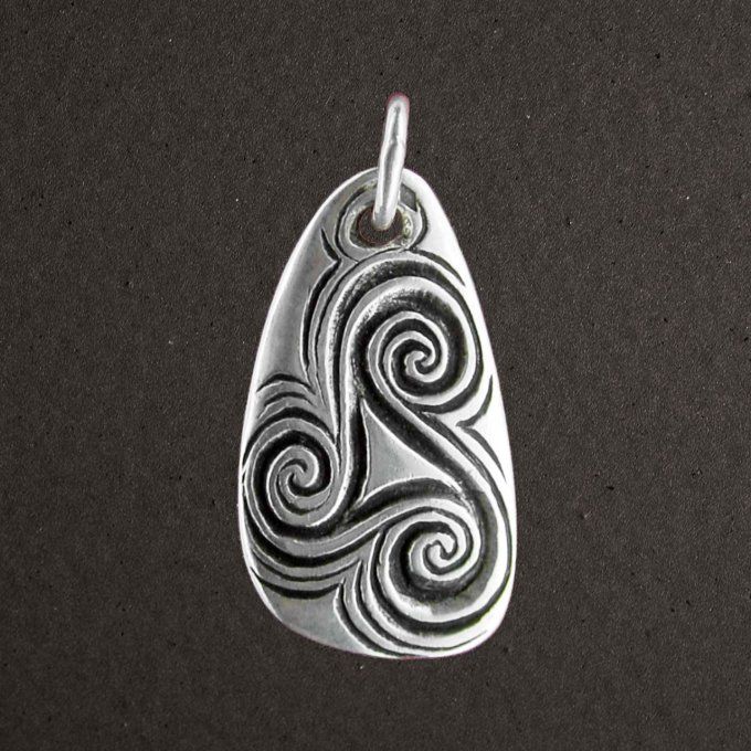 Pendentif argent massif 925/1000 réf. 07730. Bijoux Toulhoat. Silex triskel.