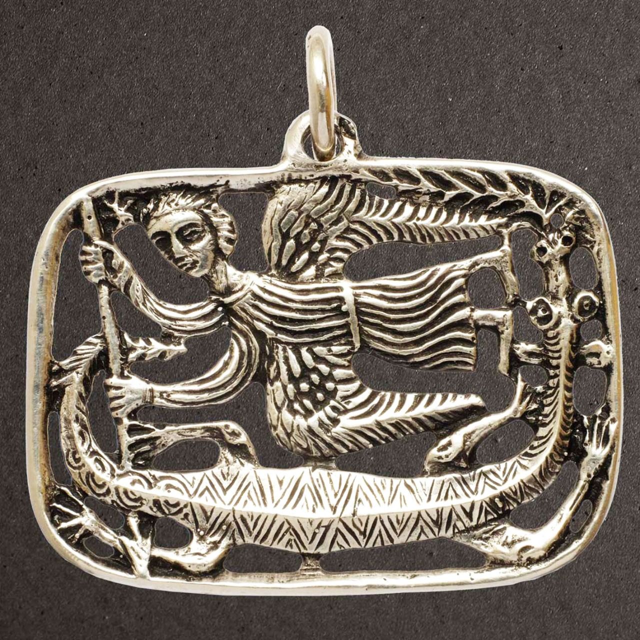 Médaille argent massif 925/1000. Bijoux Pierre Toulhoat, ange terrassant le dragon.