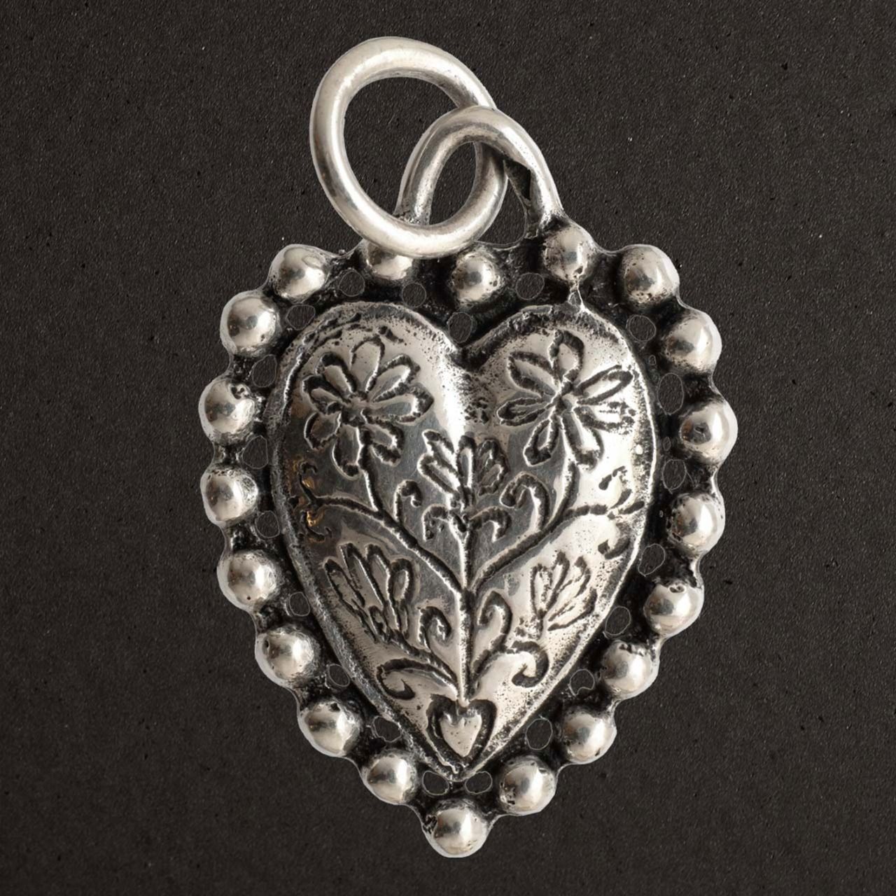Pendentif argent massif 925/1000 réf. 07844. Bijoux Toulhoat. Cœur perlé.
