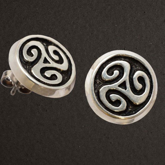 Boutons d'oreilles argent massif 925/1000 réf. 10169. Bijoux Toulhoat. Triskels en rond.