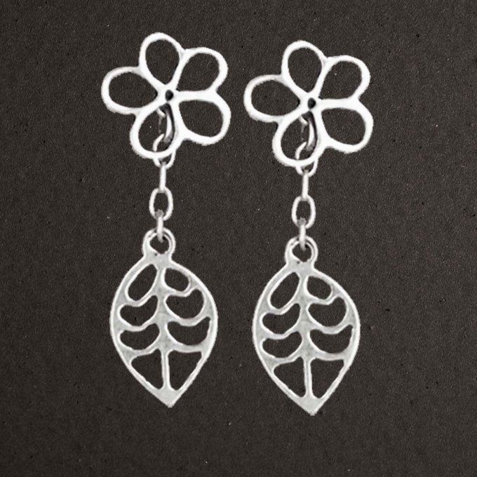 Pendants d'oreilles argent massif 925/1000 réf. 11019. Bijoux Toulhoat.  Fleurettes.