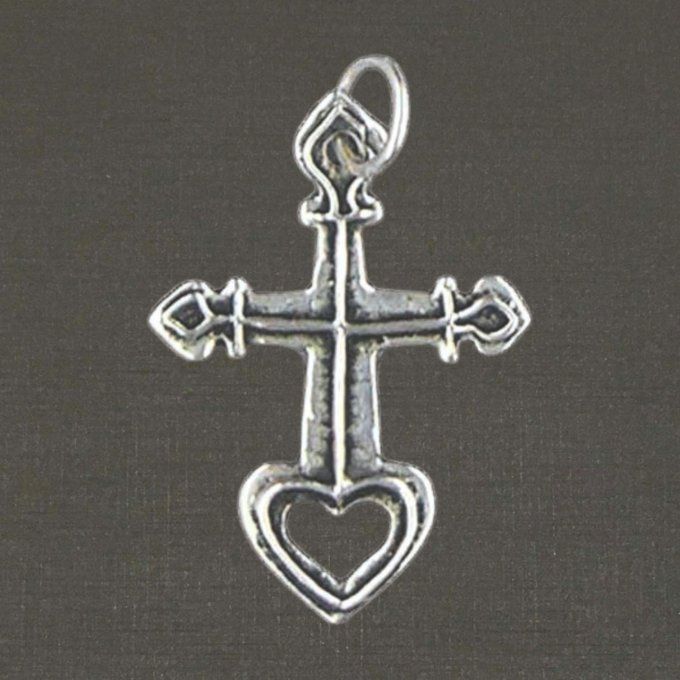 Croix au cœur argent massif 925/1000 réf. 01116, bijoux Pierre Toulhoat.