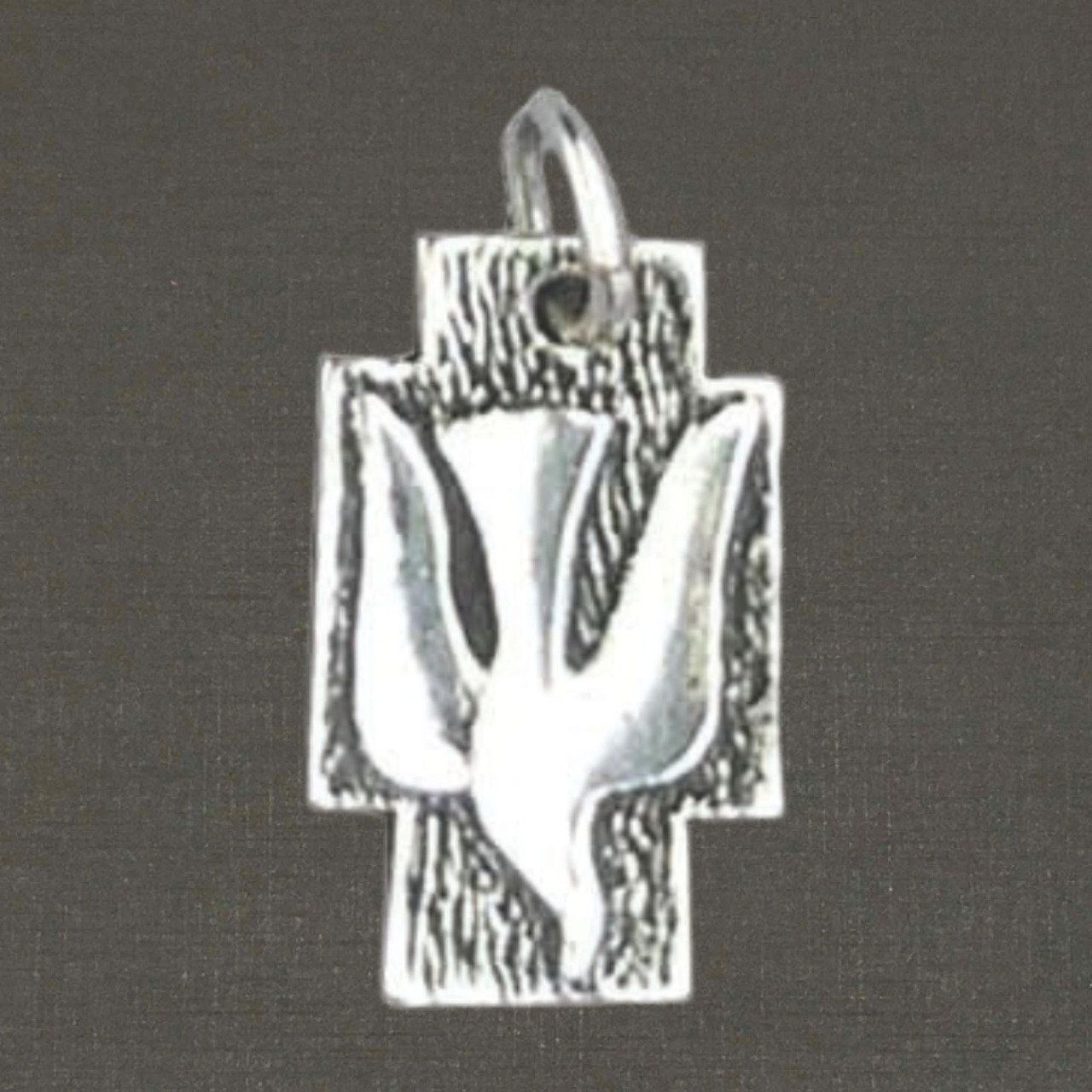 Colombe sur croix réf. 01142 argent massif 925/1000. Bijoux Toulhoat.