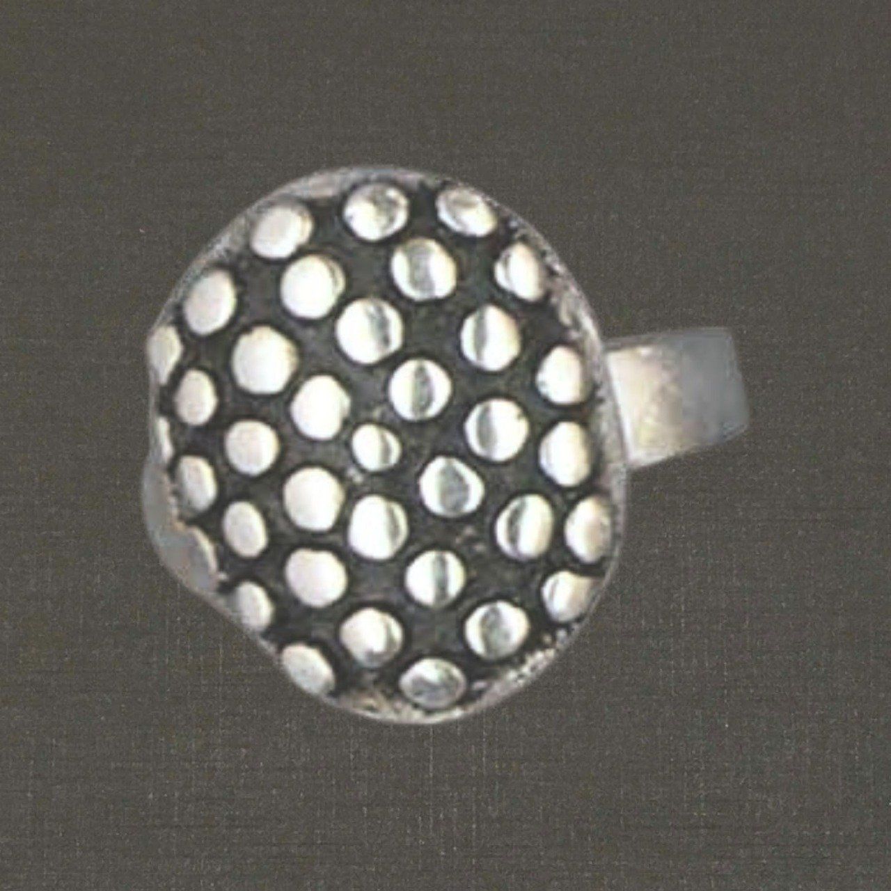 Bague ouverte réglable argent massif 925/1000 réf. 08195 ronde cloutée, bijoux Pierre Toulhoat.