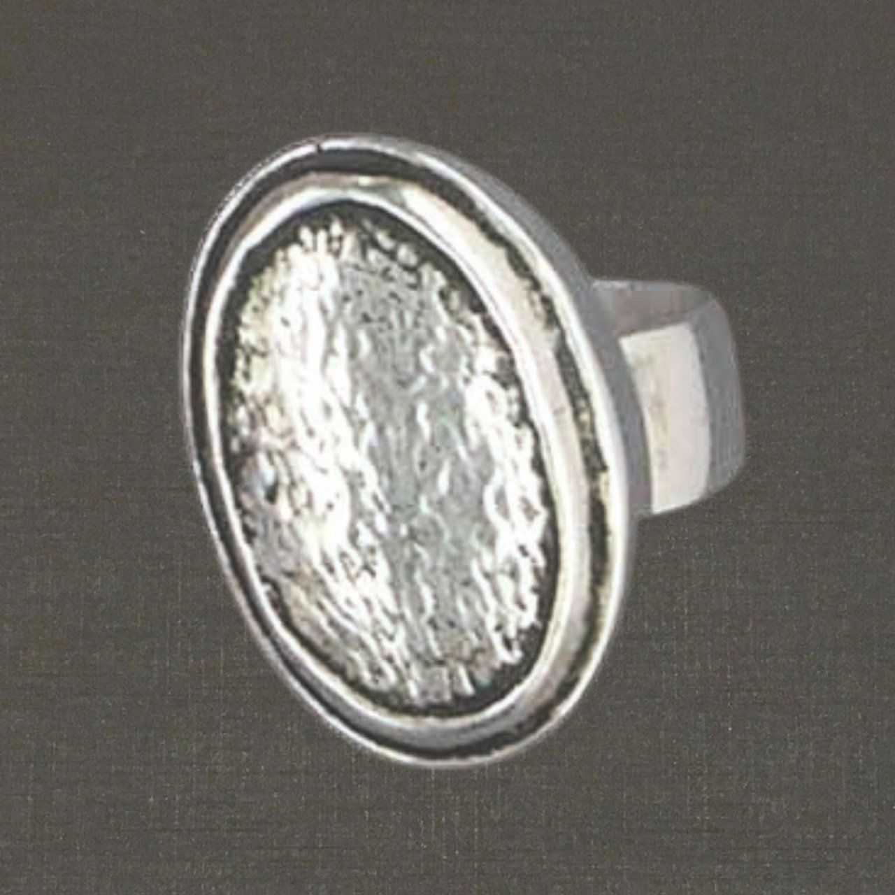 Bague ouverte réglable argent massif 925/1000 réf. 08199 ovale martelée, bijoux Pierre Toulhoat.