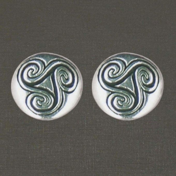 Boutons d'oreilles argent massif réf. 10030 triskel rond, bijoux Pierre Toulhoat.