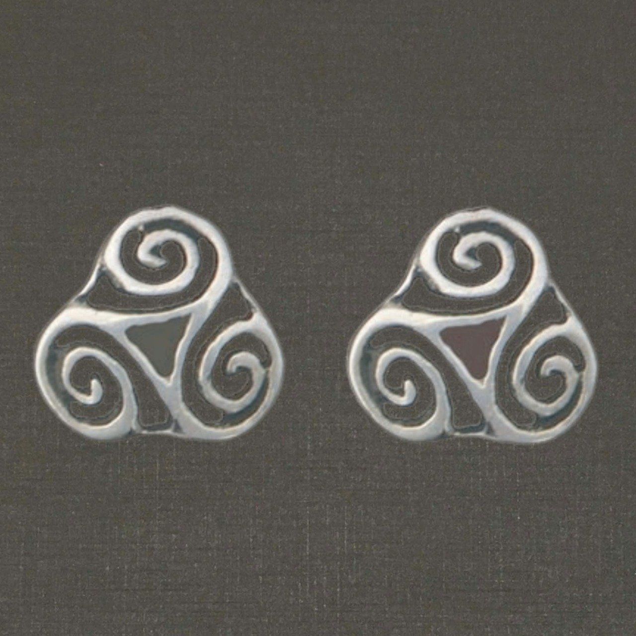 Boutons d'oreilles argent massif réf. 10060 triskel ajouré, bijoux pierre Toulhoat.