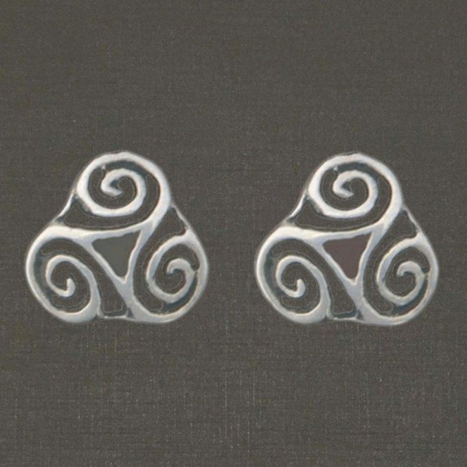 Boutons d'oreilles argent massif réf. 10060 triskel ajouré, bijoux pierre Toulhoat.