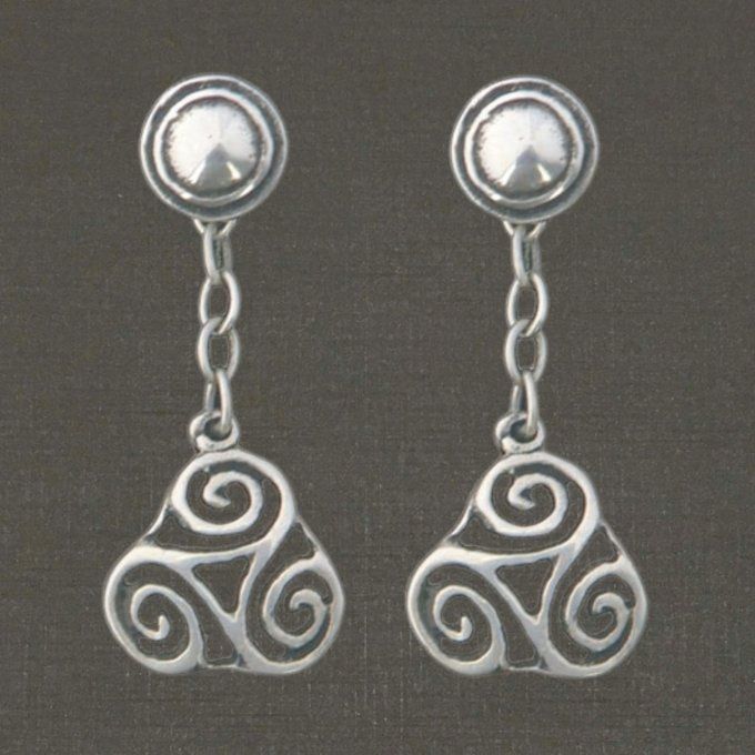 Pendants d'oreilles argent massif réf. 11060 triskels ajourés, bijoux Pierre Toulhoat.