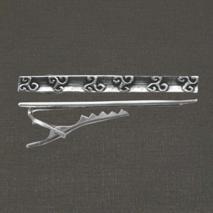Pince à cravate argent massif 925/1000 réf. 18032 triskels, bijoux Pierre Toulhoat.