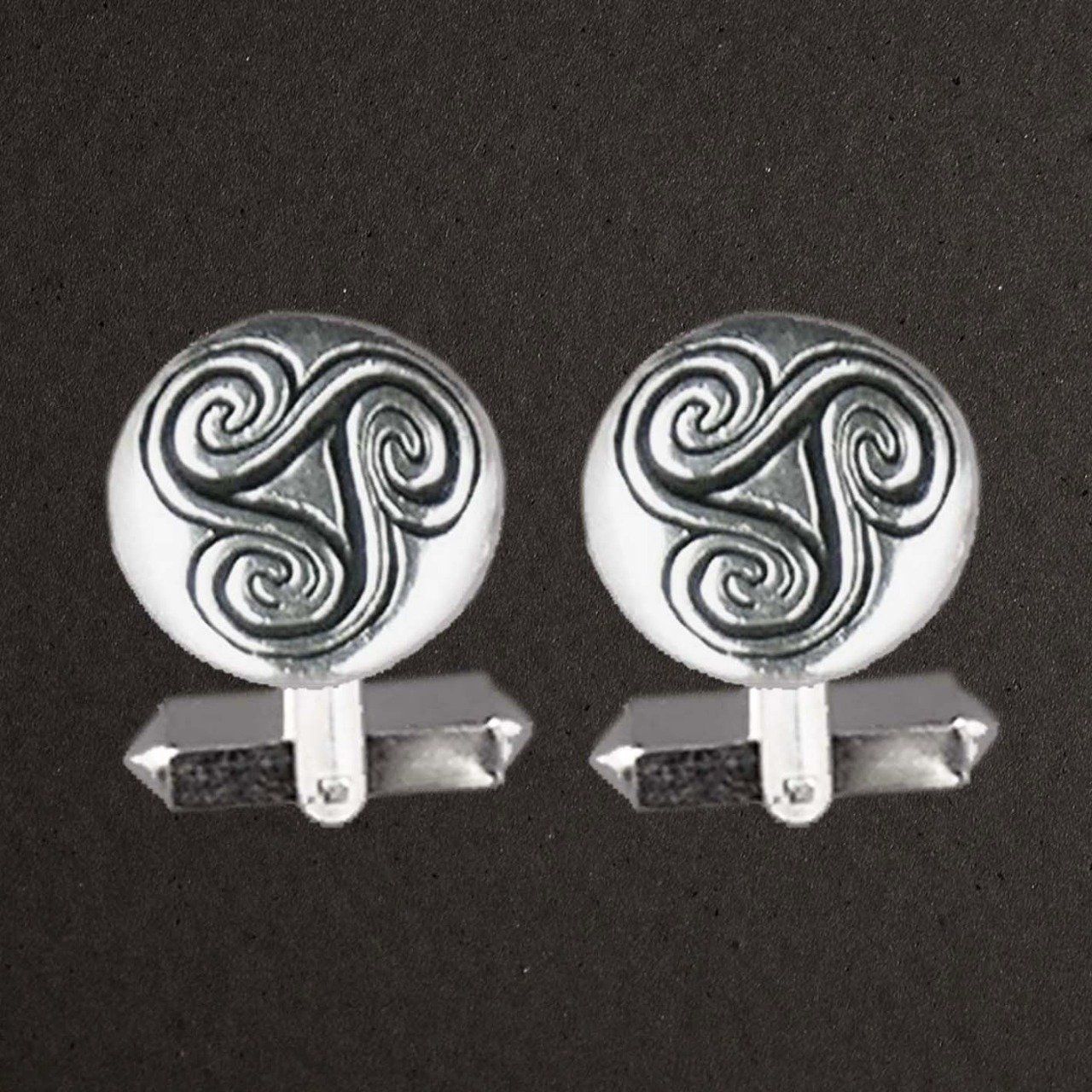 Boutons de manchette argent massif 925/1000 réf. 18052,  triskel rond 2. Bijoux Toulhoat.