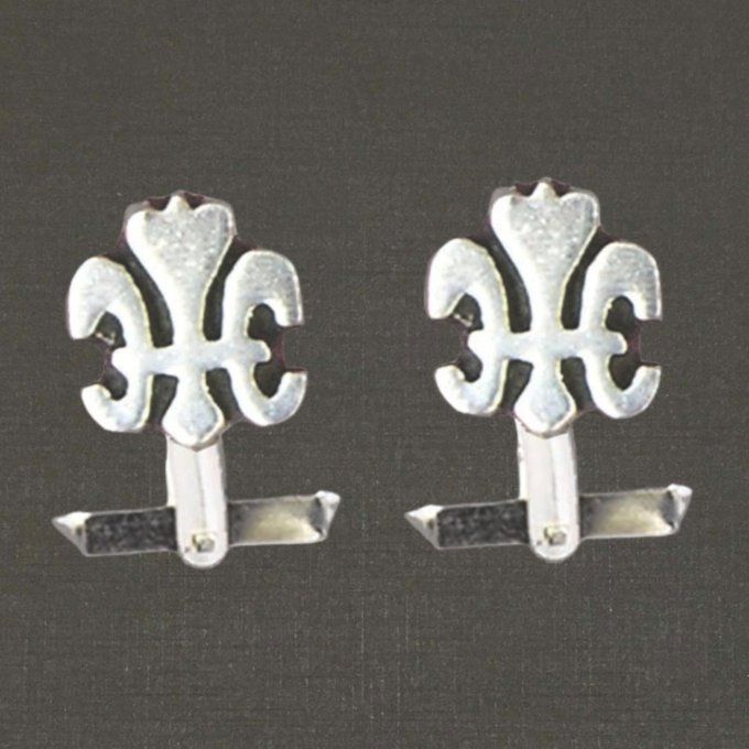 Boutons de manchettes argent massif 925/1000 réf. 18054 lys détouré, bijoux Pierre Toulhoat.