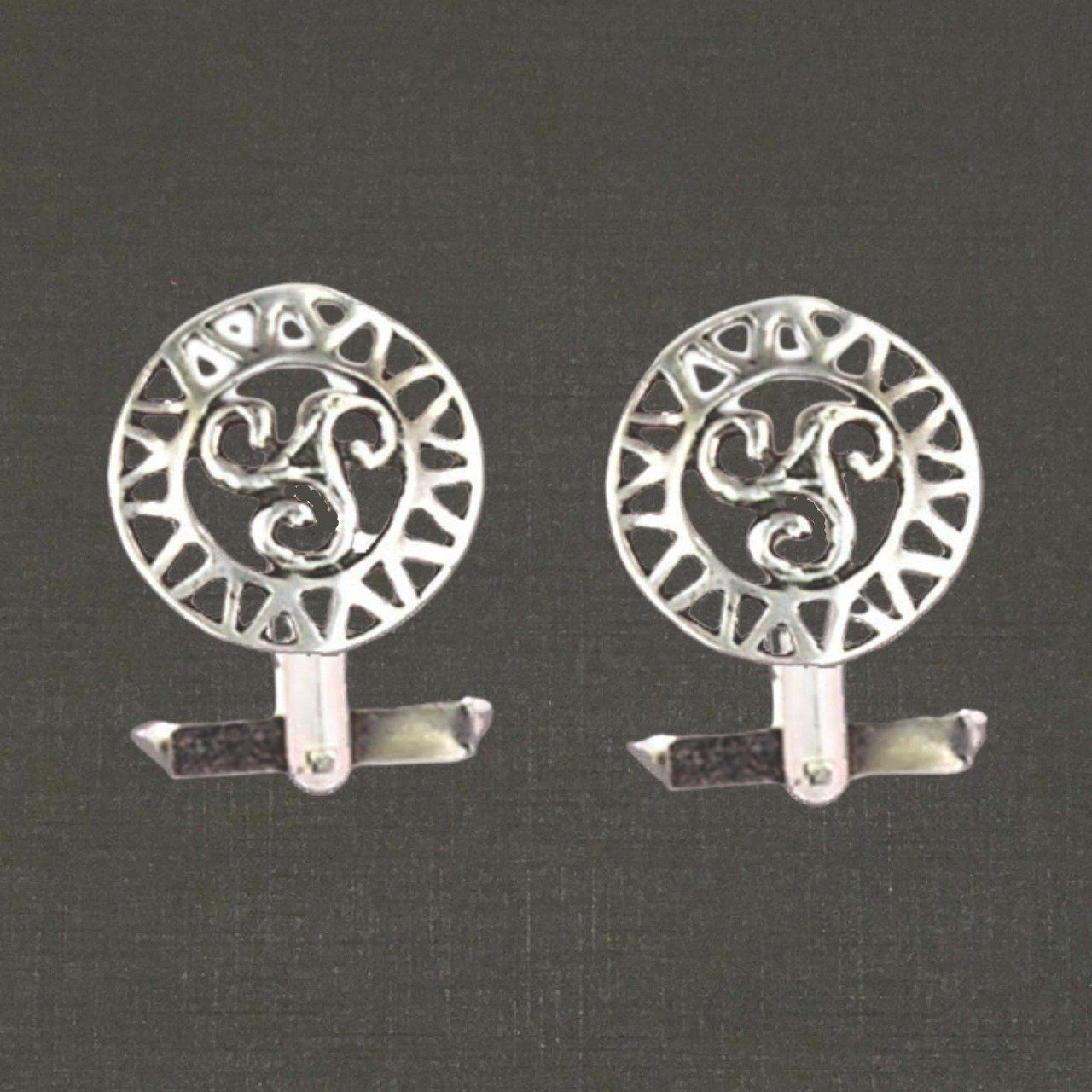 Boutons de manchettes argent massif 925/1000 réf. 18059 triskel ajouré, bijoux Pierre Toulhoat.