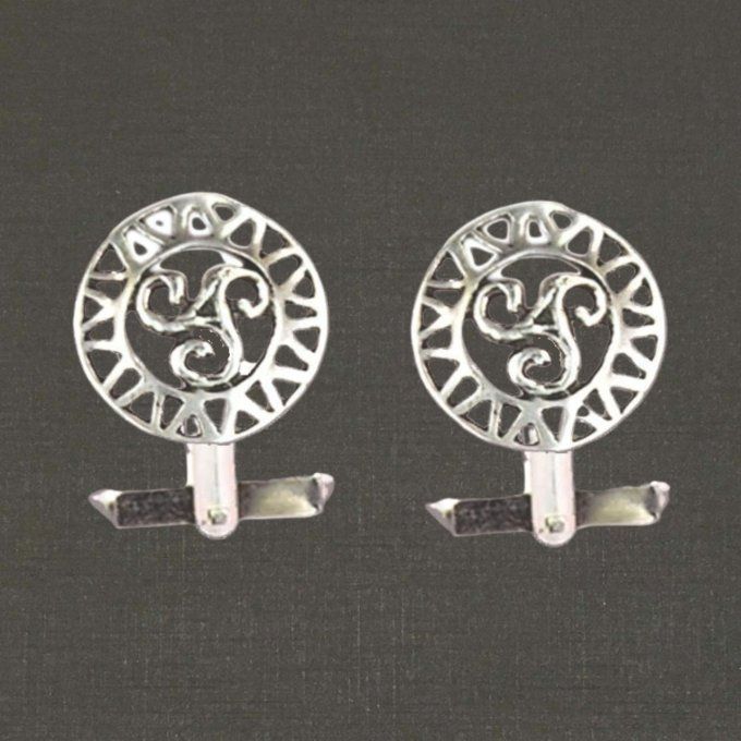 Boutons de manchettes argent massif 925/1000 réf. 18059 triskel ajouré, bijoux Pierre Toulhoat.
